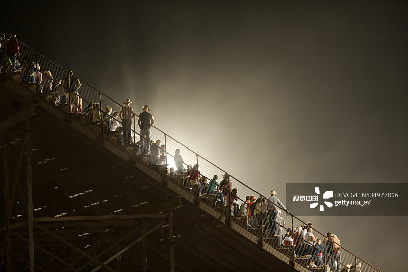 7月4日牛仔竞技表演的观众图片素材