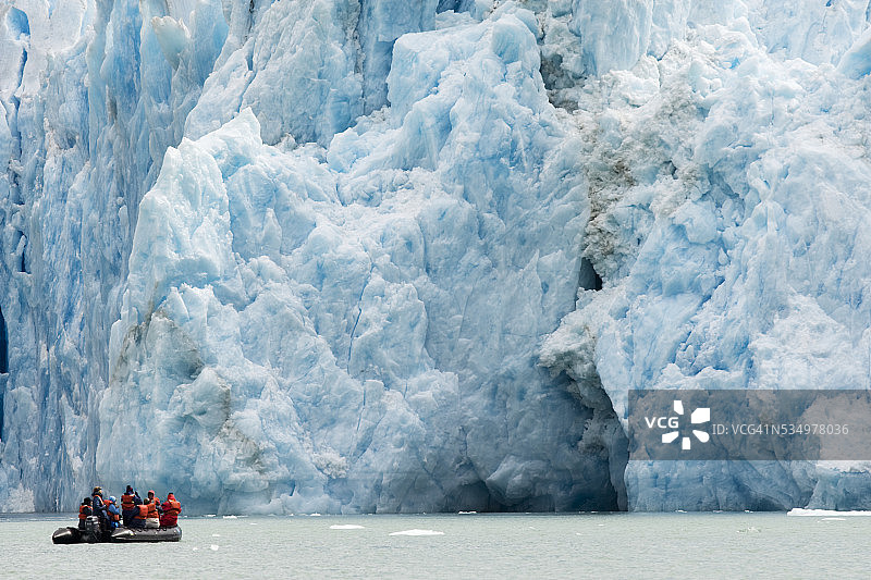 阿拉斯加道斯冰川的游船图片素材