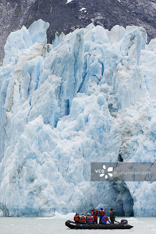 阿拉斯加道斯冰川的游船图片素材