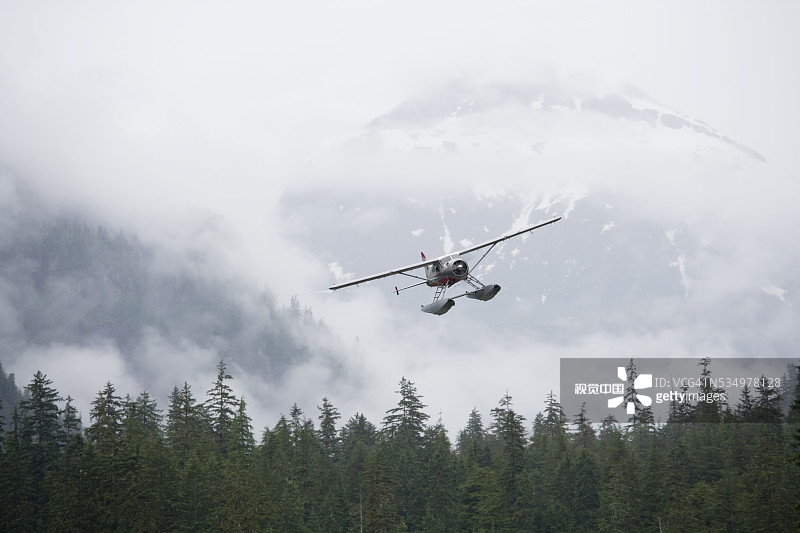 迷雾峡湾国家纪念碑雨林上方的水上飞机图片素材