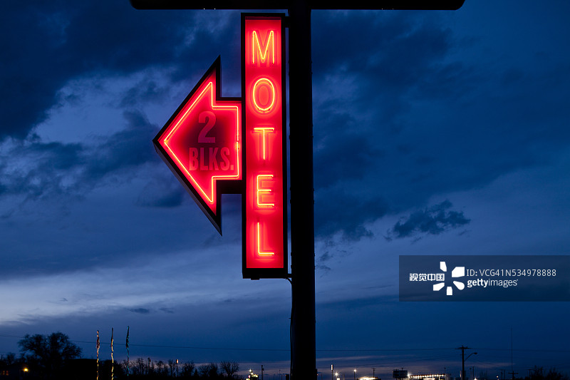 北达科他州黄昏时的红色霓虹汽车旅馆标志图片素材