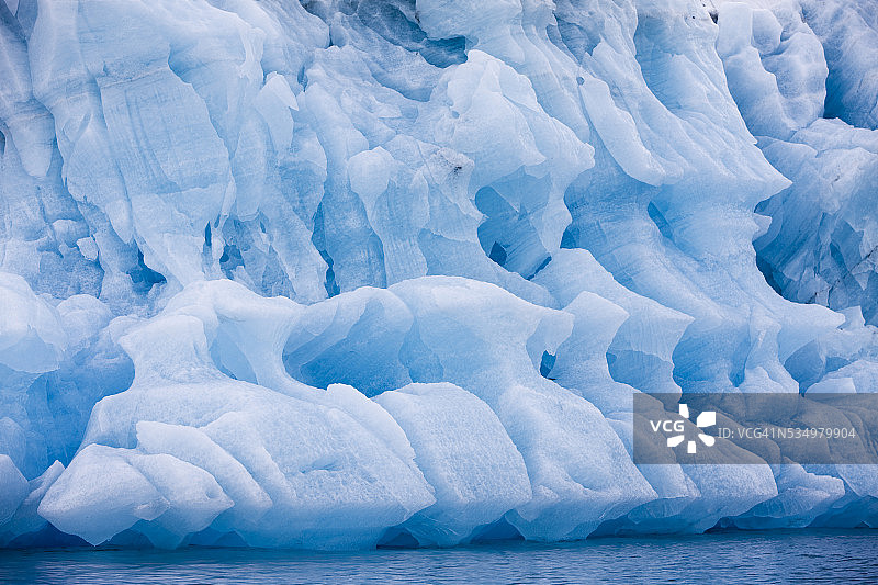 洪松峡湾汉斯冰川附近的融化冰山图片素材