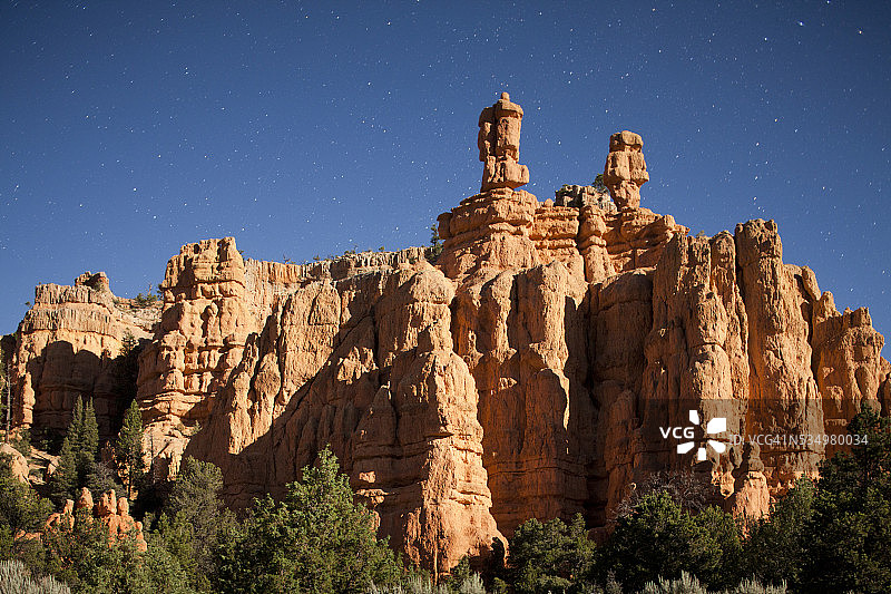 犹他州迪克西国家森林公园月光下的尖峰图片素材