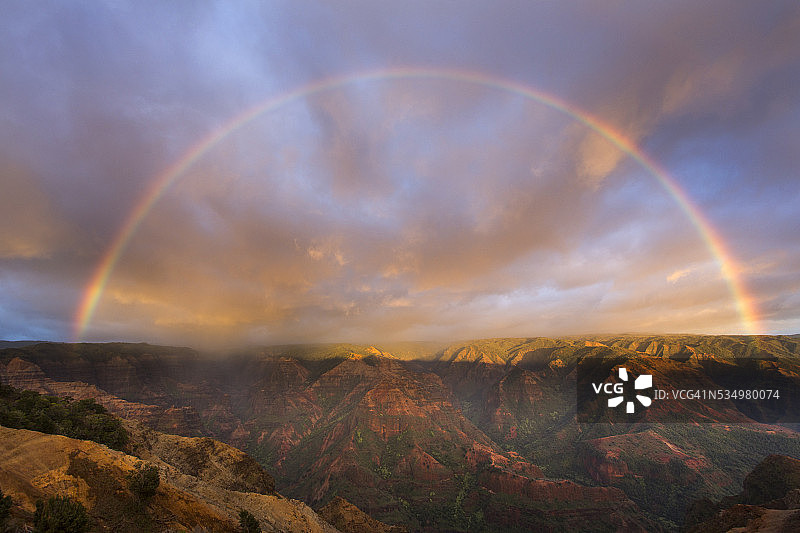 夏威夷可爱岛怀梅阿峡谷的日落彩虹图片素材