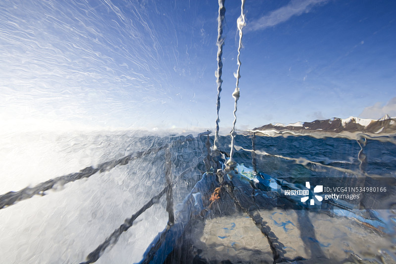 在挪威的巨浪中航行的游艇图片素材