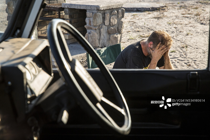 在博茨瓦纳 Safari 游猎中沮丧的路虎司机图片素材