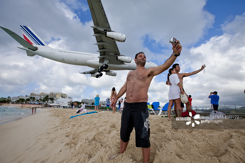 游客在荷属圣马丁岛观看飞机降落图片素材