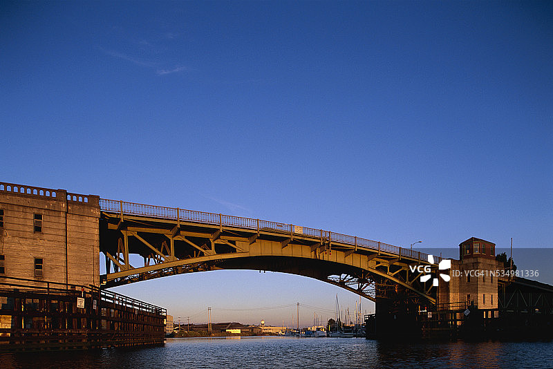 杜瓦米什河上的吊桥图片素材