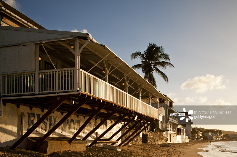 圣马丁岛格兰特卡斯海滨餐厅日落图片素材