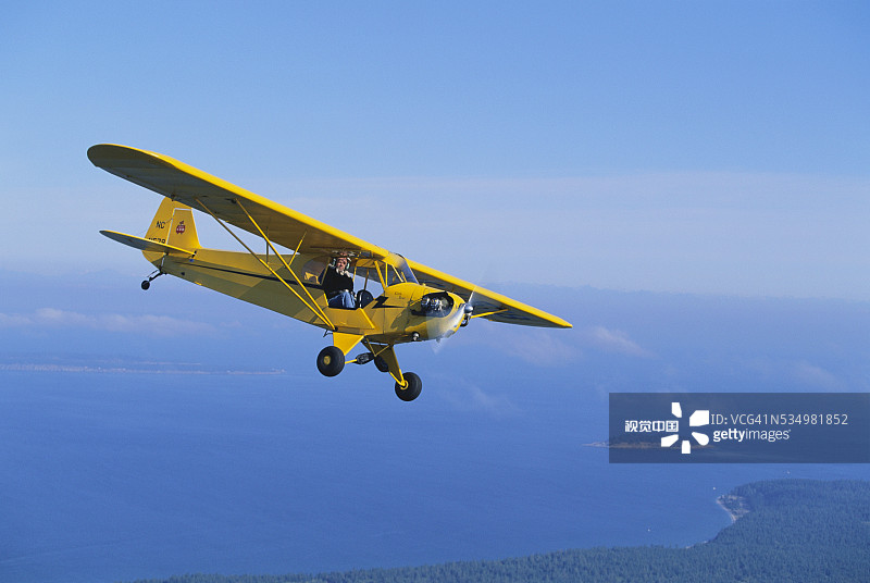 飞机飞越奥卡斯岛图片素材