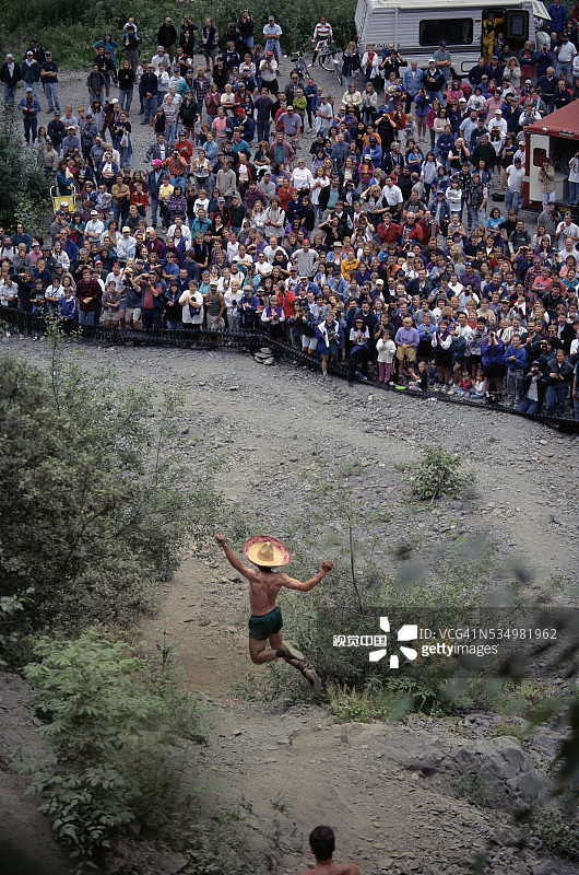 马拉松登山赛选手下坡图片素材
