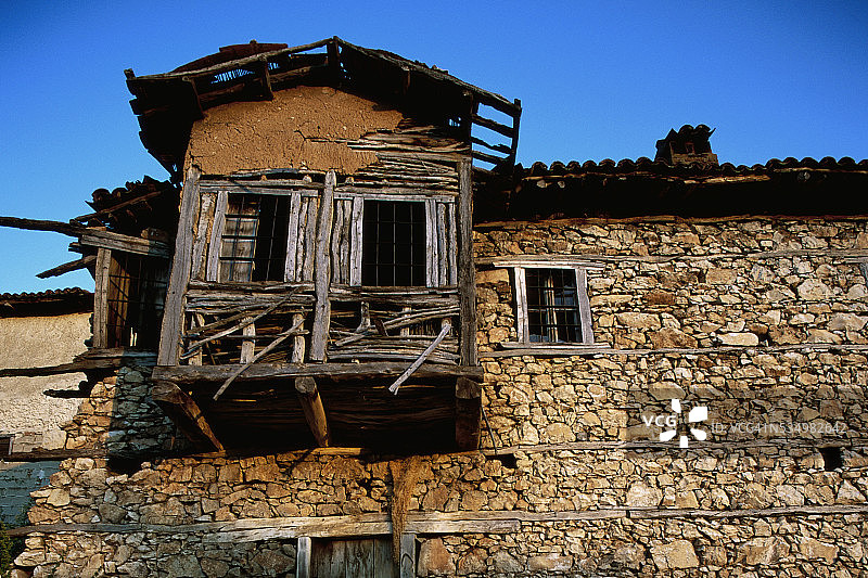 废弃石屋的窗户与墙壁图片素材