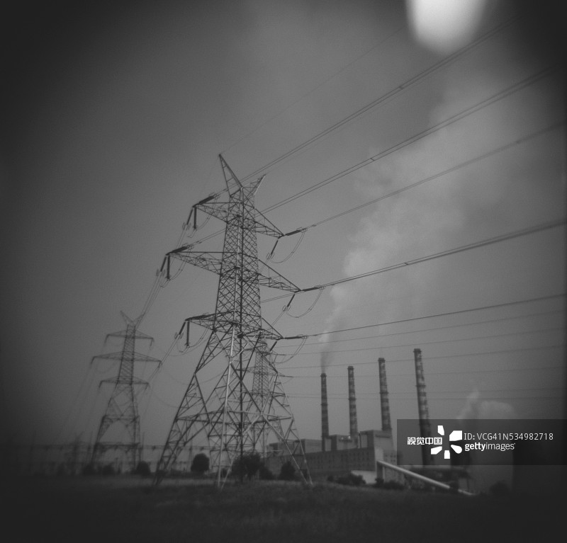 SES Kardia发电厂的输电塔图片素材