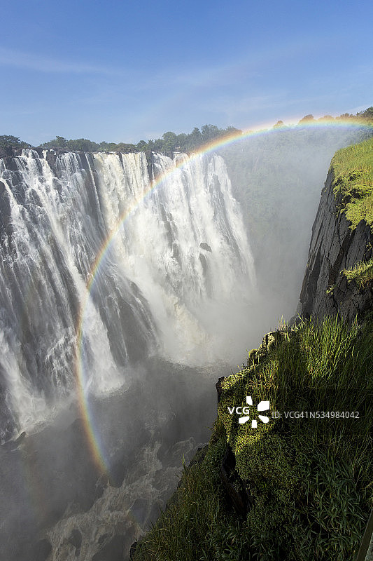 赞比亚维多利亚瀑布上空的彩虹图片素材