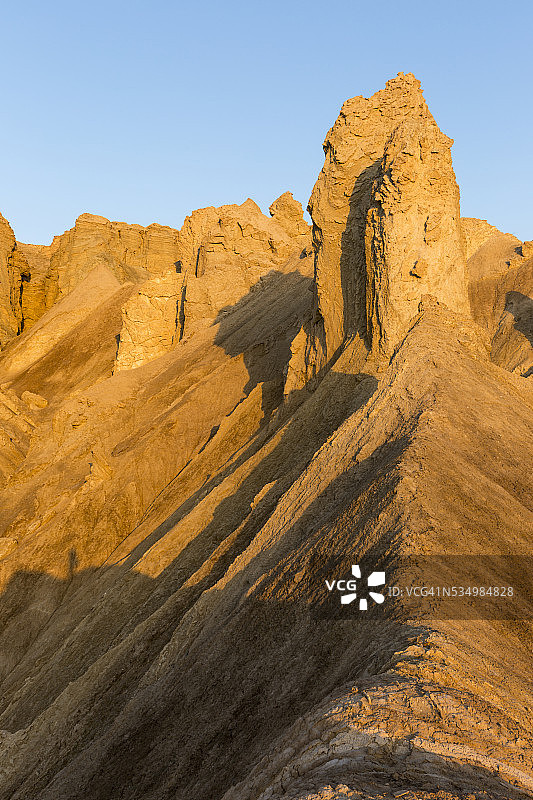以色列死海附近的犹大沙漠悬崖图片素材