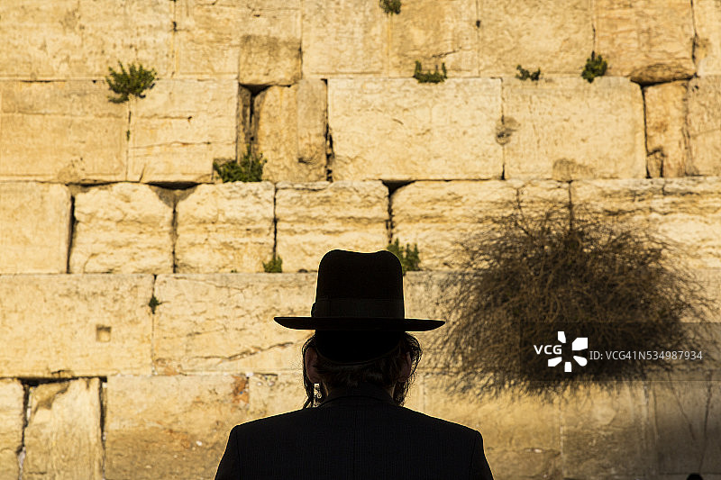 在耶路撒冷西墙祈祷的犹太教男子，以色列图片素材