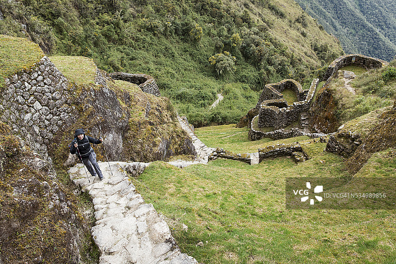在秘鲁印加古道徒步的背包客图片素材