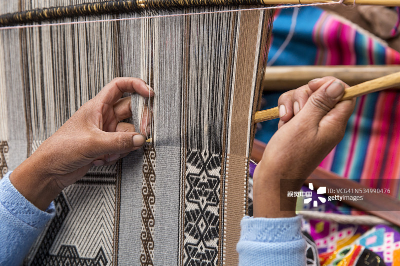 秘鲁圣谷中编织的安第斯妇女图片素材
