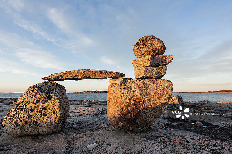 加拿大努纳武特地区哈德逊湾贫瘠海岸线的石堆图片素材