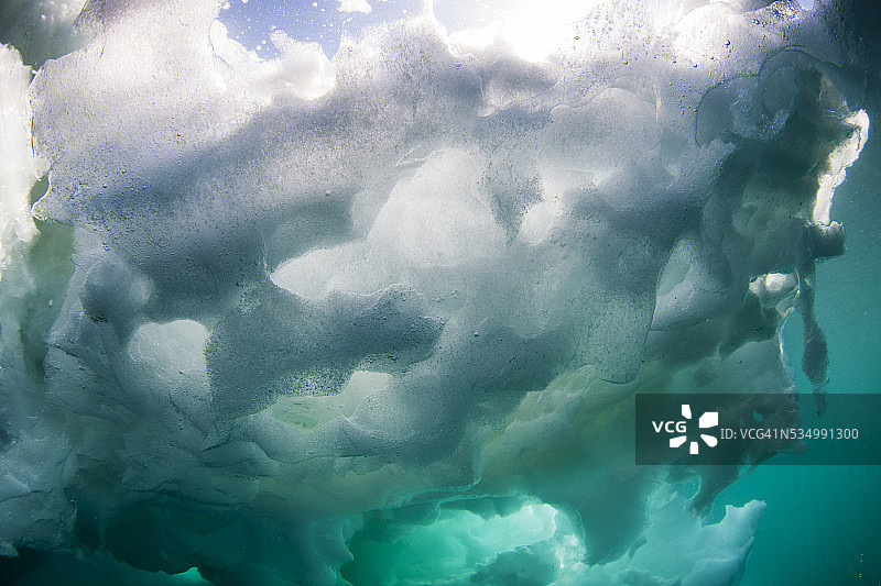 加拿大努纳武特瓦格湾的冰山水下景观图片素材