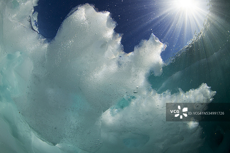 加拿大努纳武特瓦格湾的冰山水下景观图片素材