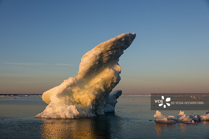 加拿大努纳武特地区里普尔斯湾午夜阳光下的海冰图片素材