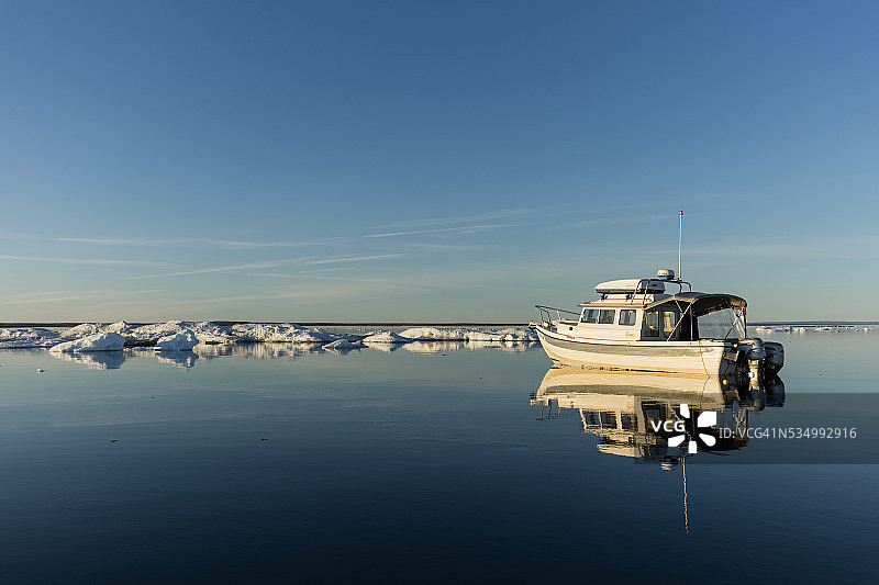 加拿大努纳武特，深水湾的探险船图片素材