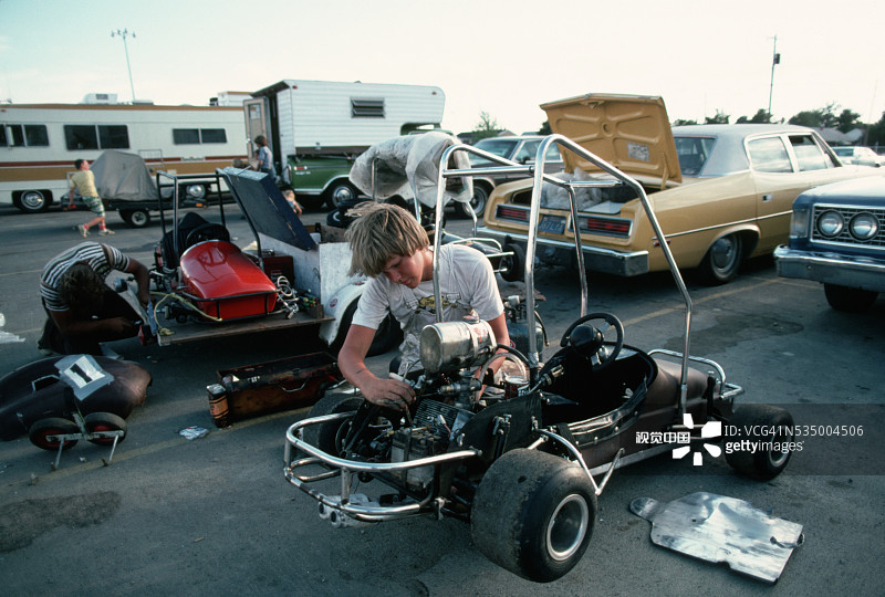 男孩修理小型赛车图片素材