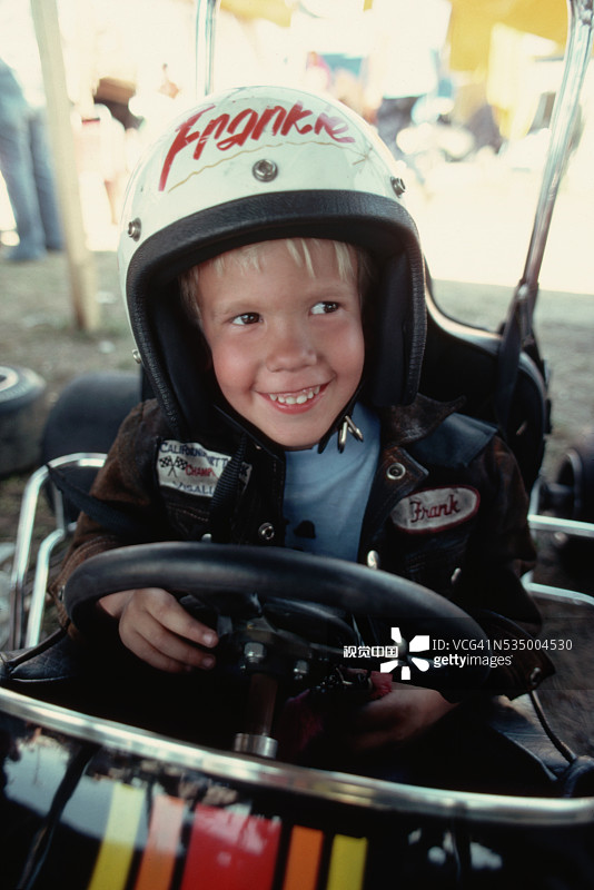 乘坐卡丁车的小男孩图片素材