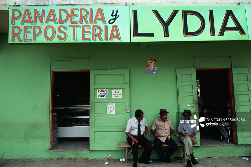 男人们坐在酒吧外聊天图片素材