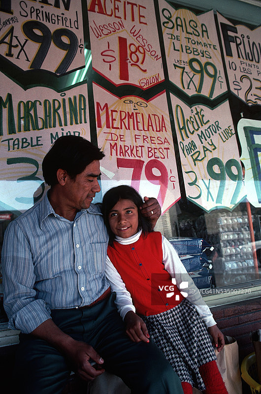 父女在杂货店图片素材