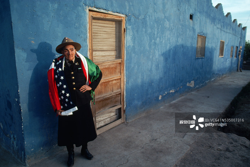 奇迹之家住宅项目的妇女图片素材