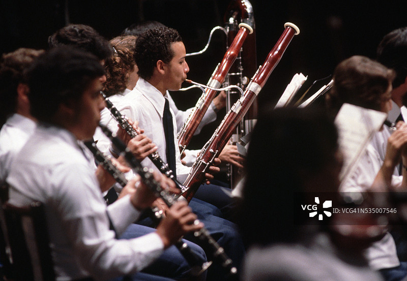 男人演奏单簧管和巴松管图片素材