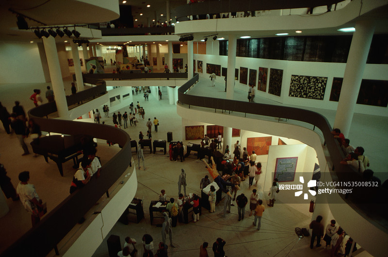 艺术展览上的人群图片素材