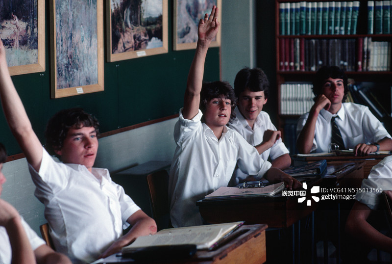 举手的学生图片素材