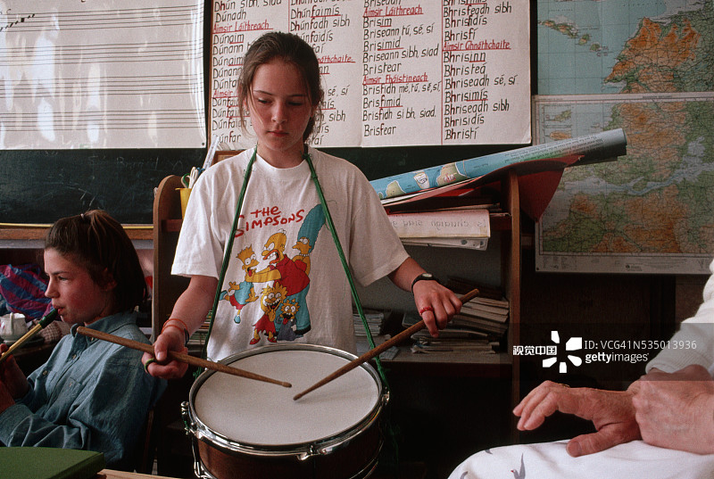 在乡村盖尔学校打鼓的女孩图片素材