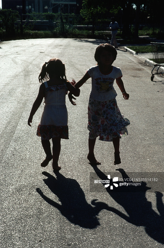 在户外玩耍的小女孩图片素材