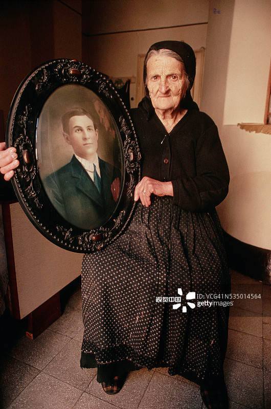 年长的女人拿着画像图片素材