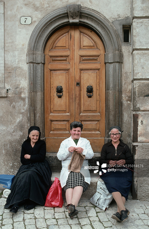 在风景如画的门廊上编织的女人图片素材