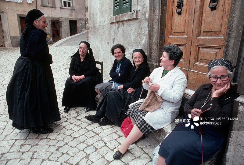 在鹅卵石街道上编织的女人图片素材