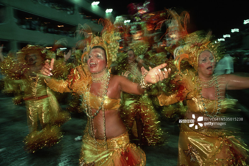 身着盛装的桑巴舞者图片素材