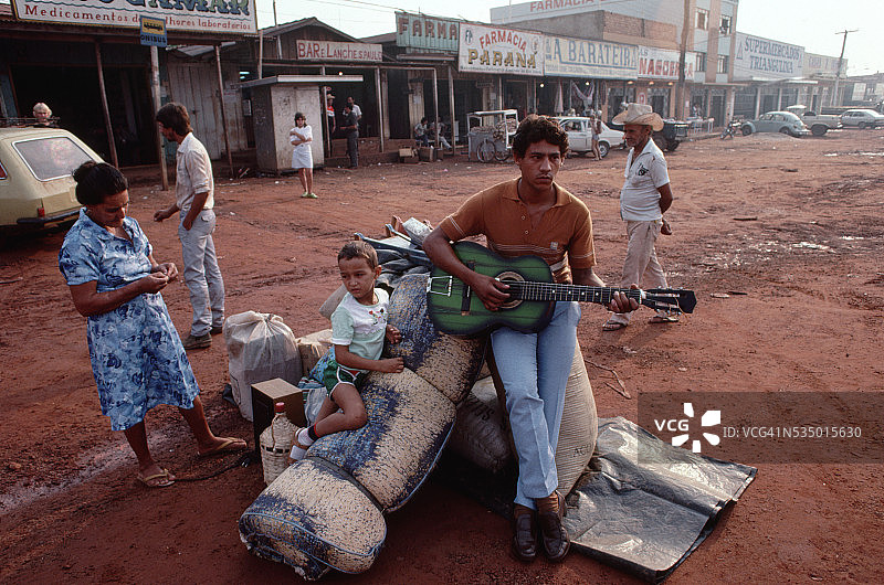 移民聆听吉他演奏家演奏图片素材