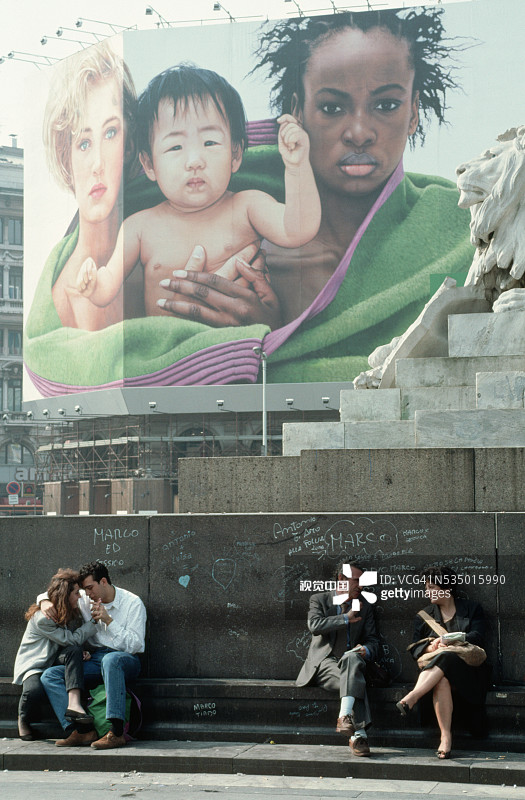 在广场上的情侣图片素材