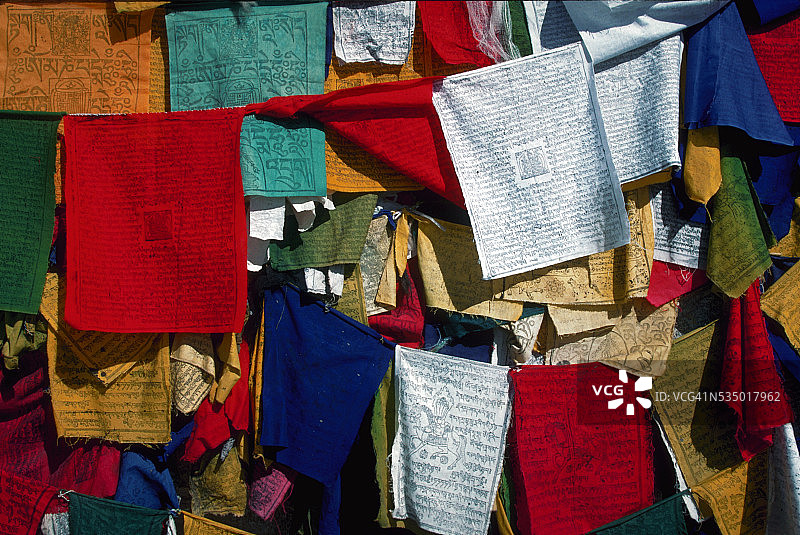 西藏拉萨八廓街的彩色祈祷旗图片素材