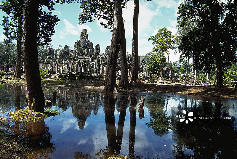 柬埔寨吴哥通王城巴戎寺遗址前的沼泽图片素材
