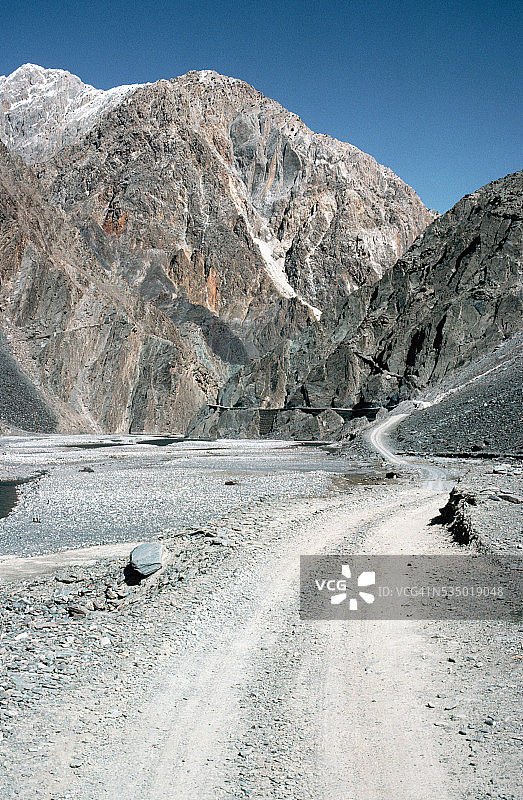 兴都库什山脉的泥路图片素材