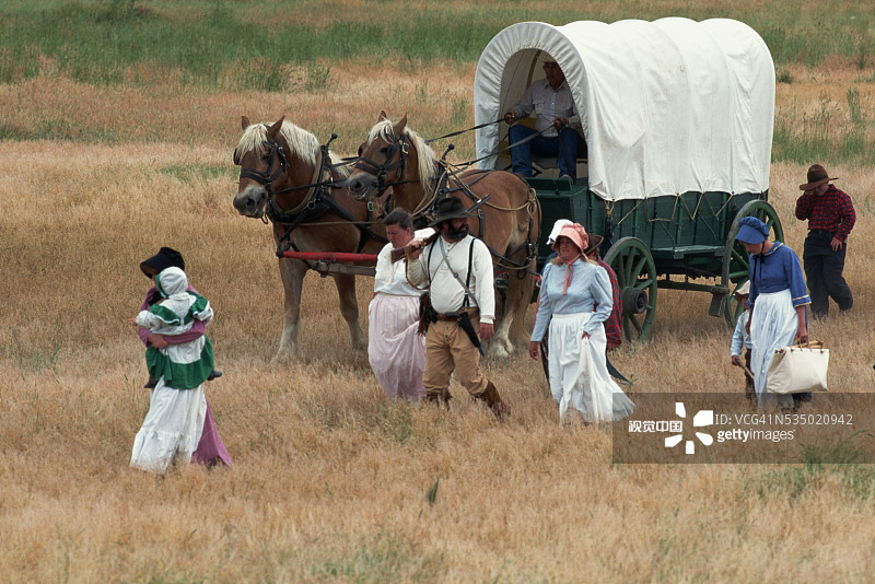 徒步和乘坐马车到达的先驱者图片素材