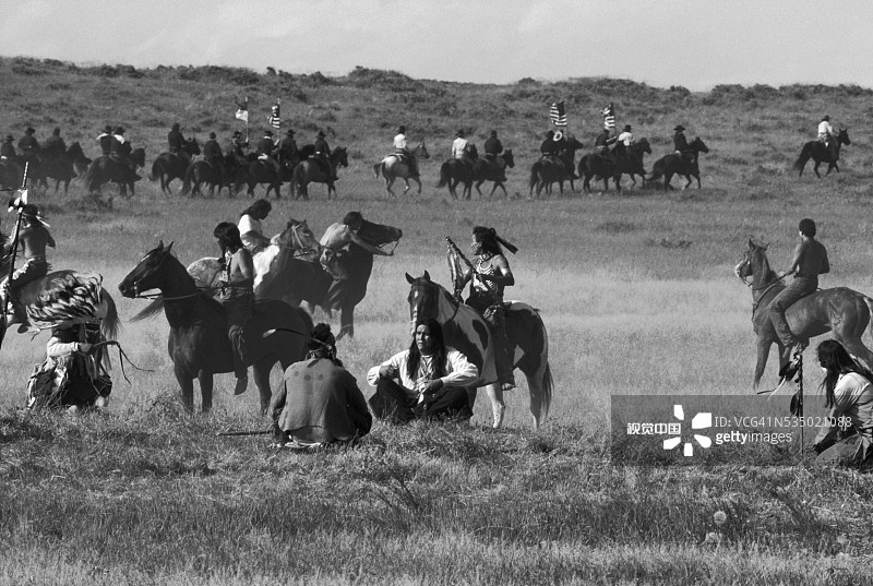 夏延族和苏族战士在平原上图片素材
