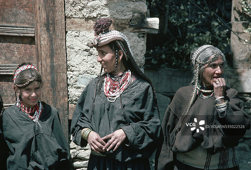 三位卡拉什女人图片素材