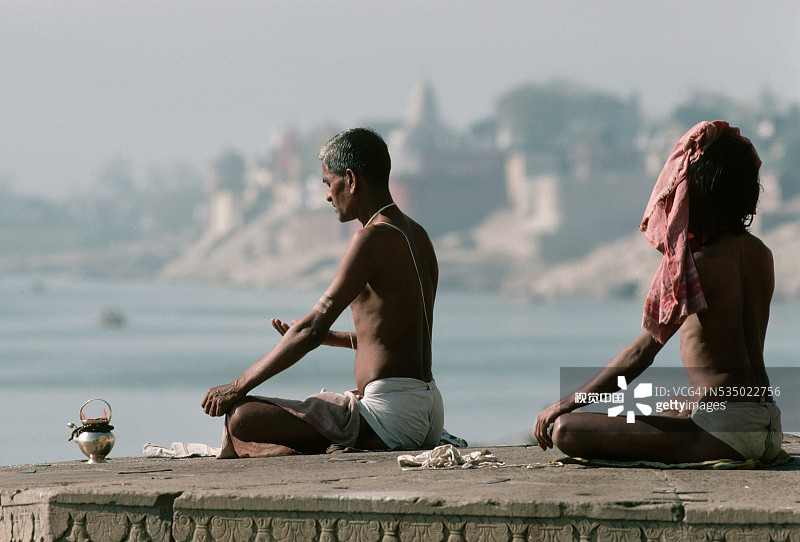 两个冥想的男人图片素材